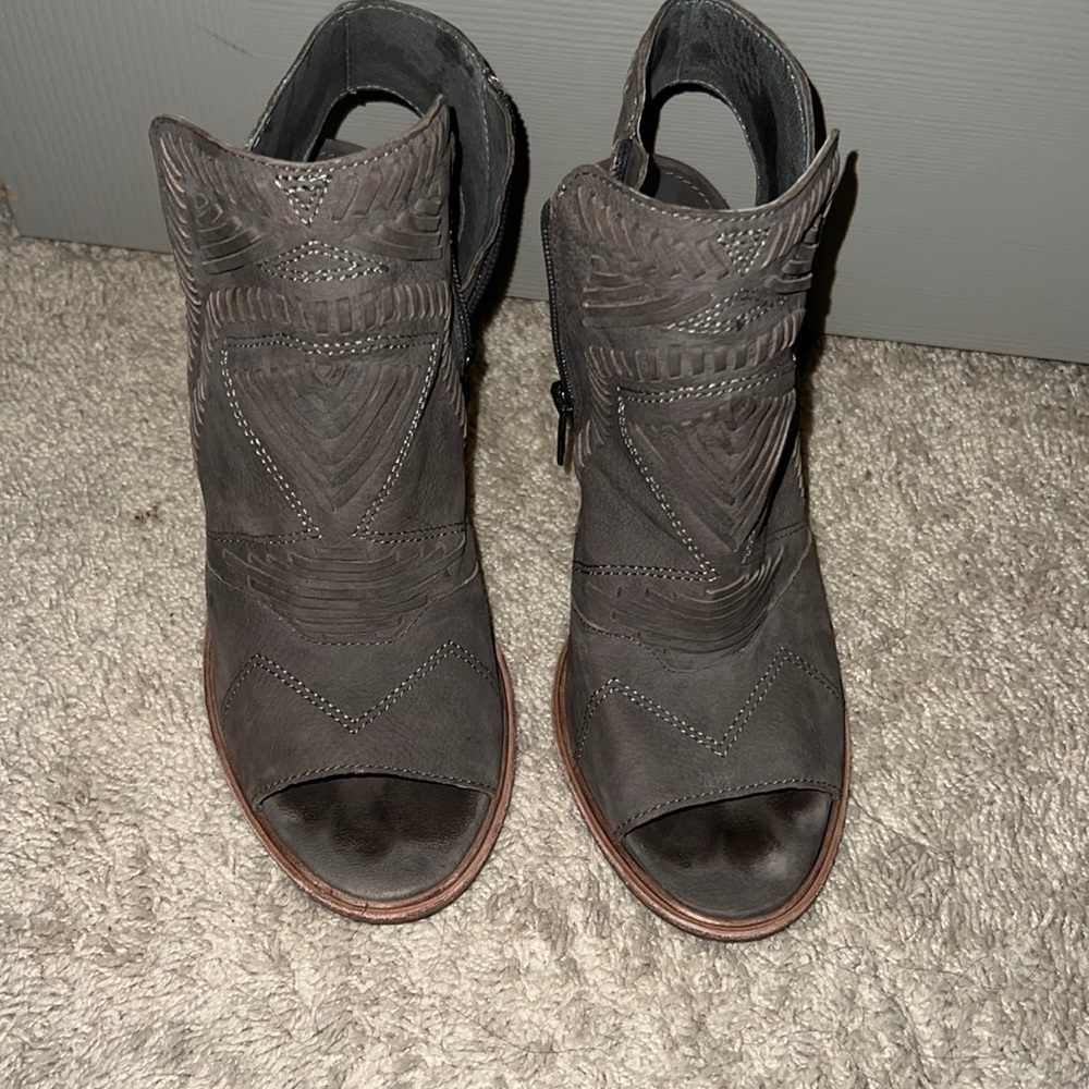 Vince Camuto size 8 peep toe booties